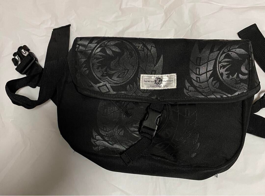 Japanese game Monster Hunter Black shoulder bag Good product difficult to get