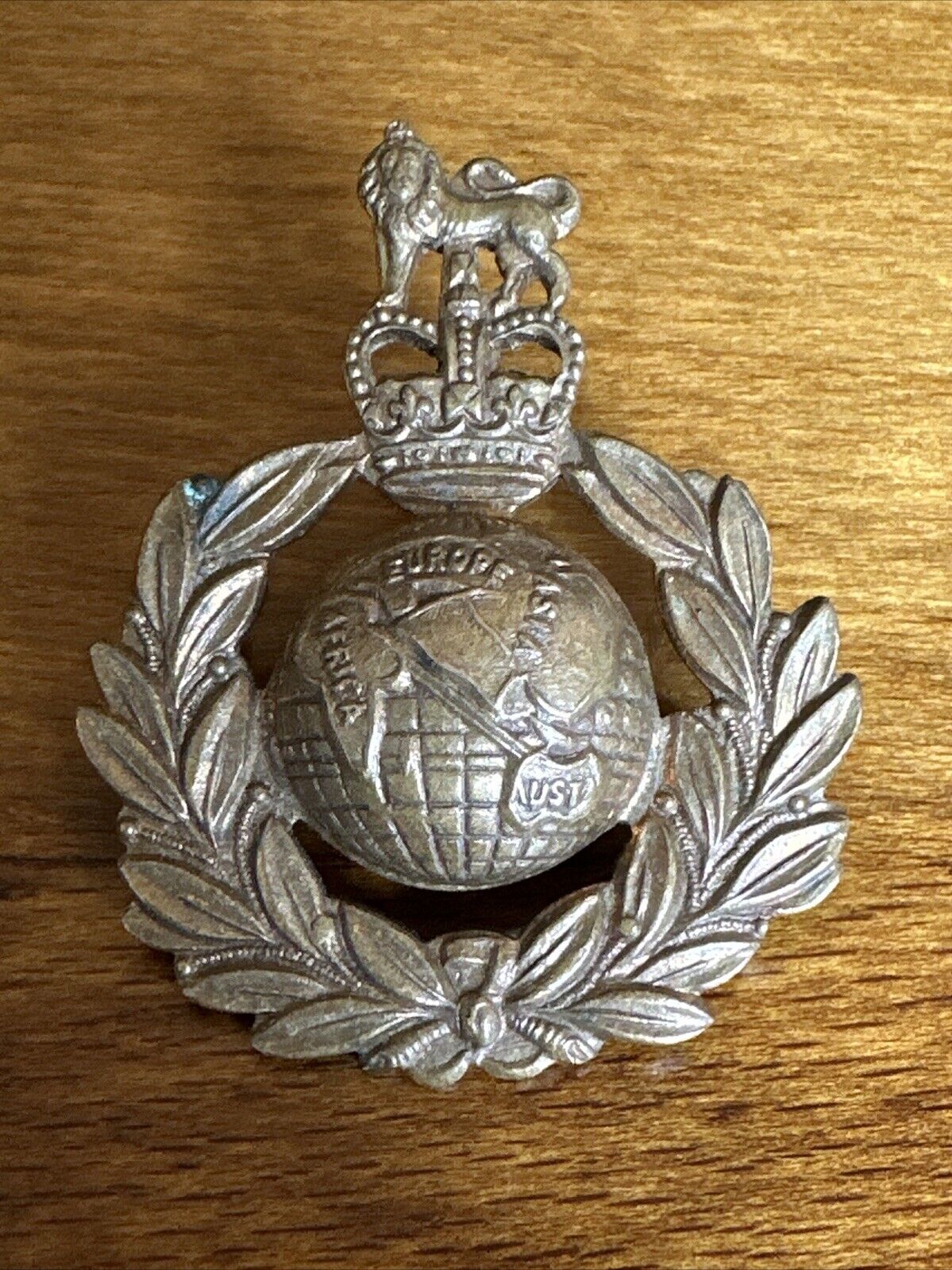 Royal Marines brass cap badge Africa Asia Europe  (r467)