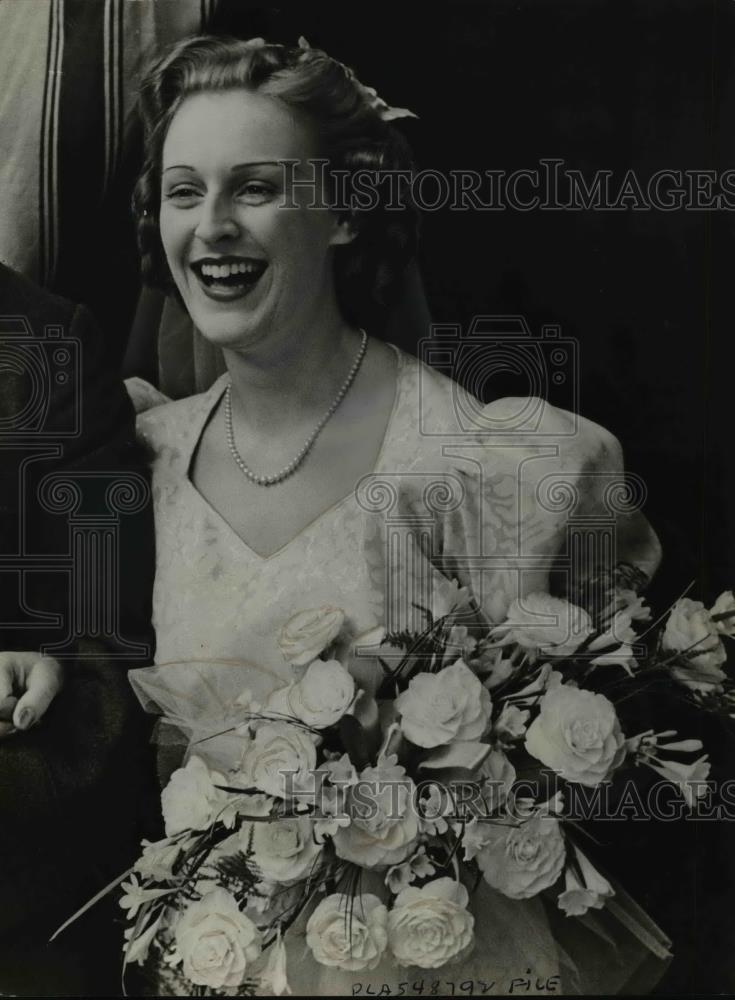 1940 Press Photo Sgt Peter Bois of RAFVR weds Joyce Jesse Brown - nex82551