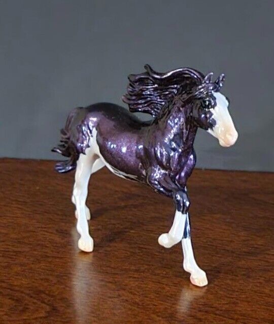 BREYER 2022 MERRY AND BRIGHT STABLEMATE