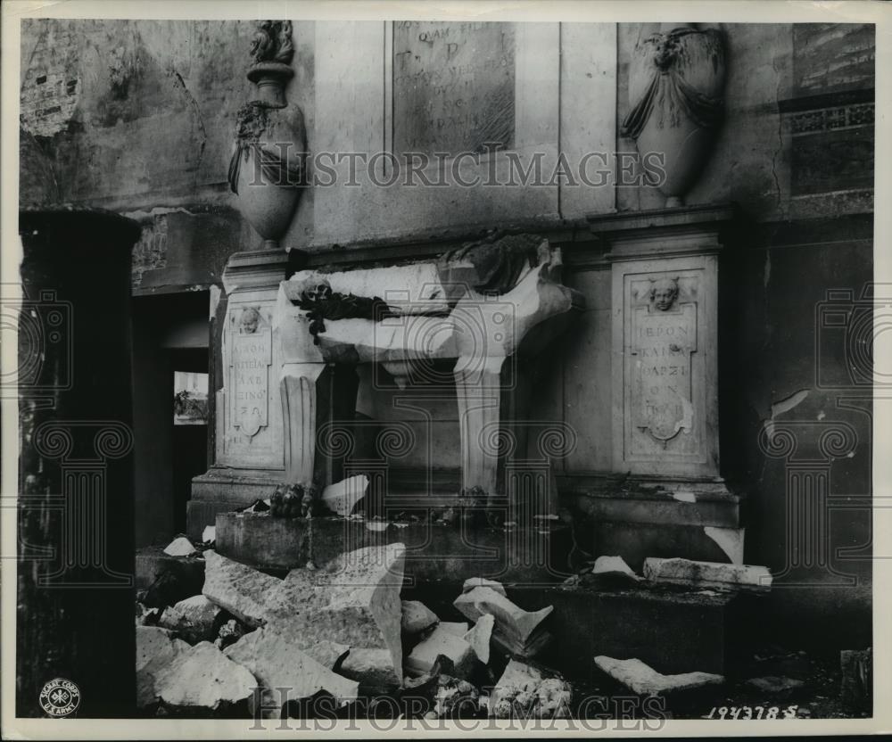 1944 Press Photo a 16th Century tomb is broken open by a German bomb in Pisa