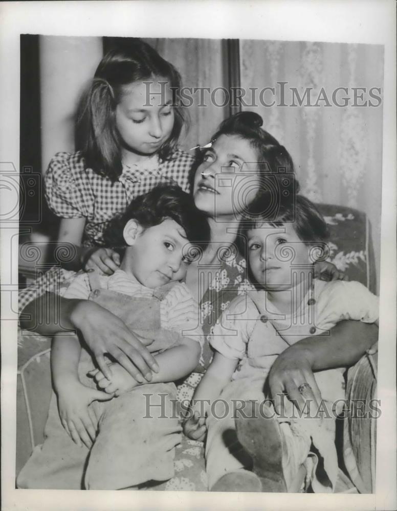 1945 Press Photo Mrs.Anna Price reunited with her Children from Army