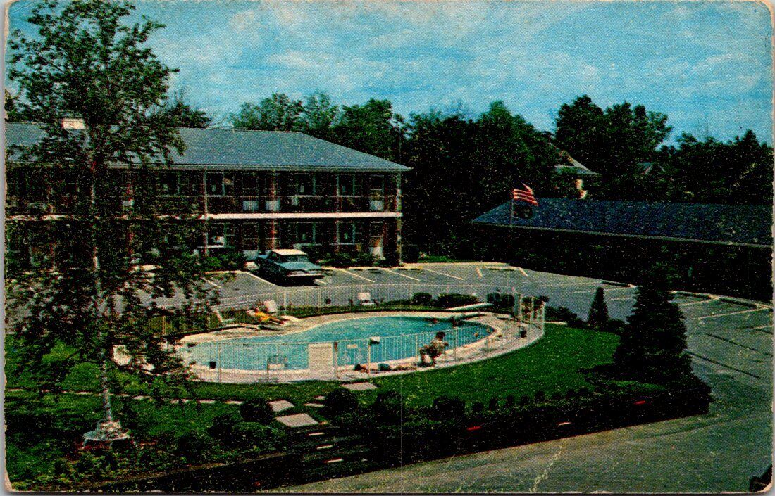 Poughkeepsie New York Binder\'s Motel near Vassar College Pool Car \'60s Postcard 