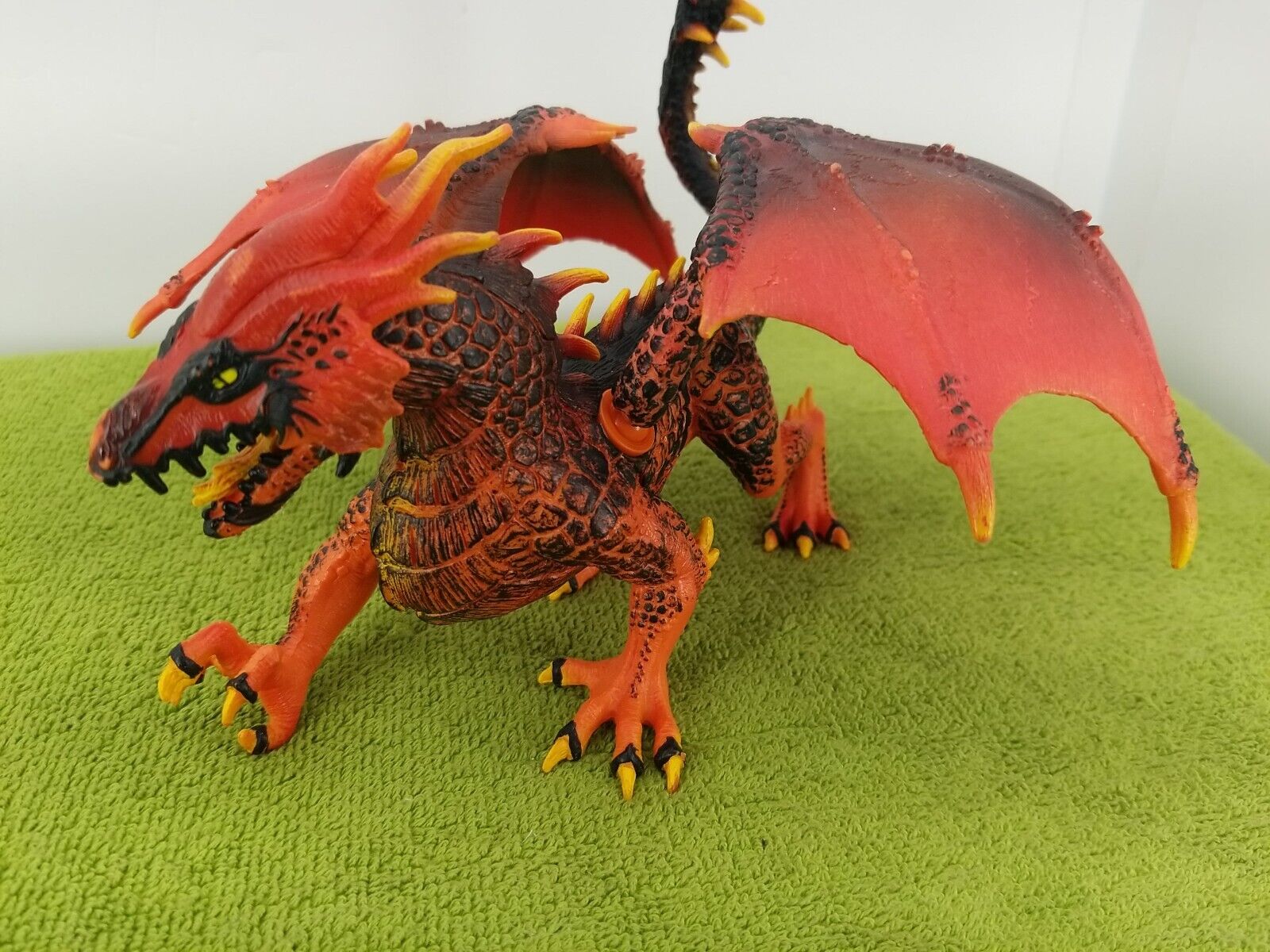 Schleich Red Lava Dragon Toy Figure Moveable Wings and Jaw Retired Fast Ship