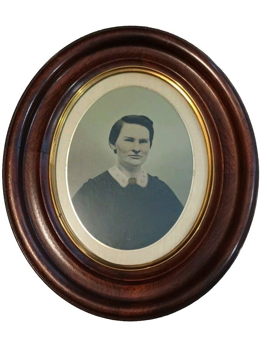 Beautiful Antique Deep Well Oval Wooden Frame 11”x12” Lady’s Portrait