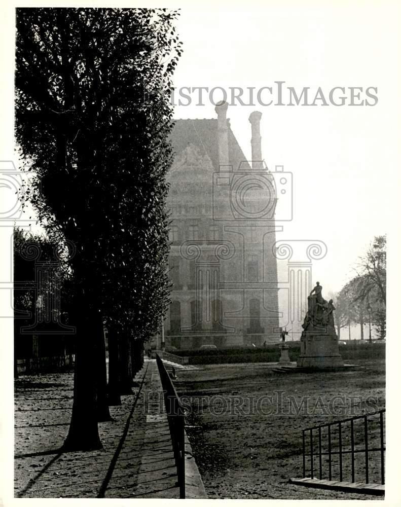 1967 Press Photo Buildings and Fog at Tuileries Gardens in Paris, France