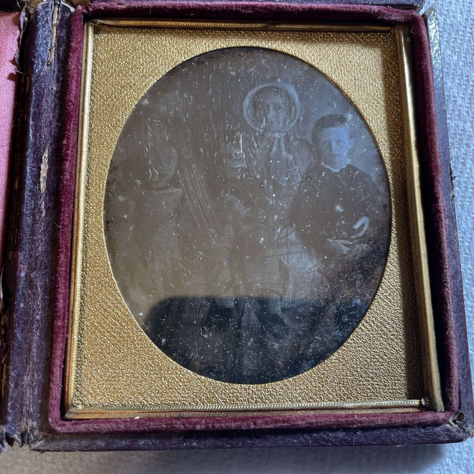 1/6 PLATE DAGUERREOTYPE YOUNG FAMILY MOTHER BONNET HOLDING BOYS, AND DAUGHTER