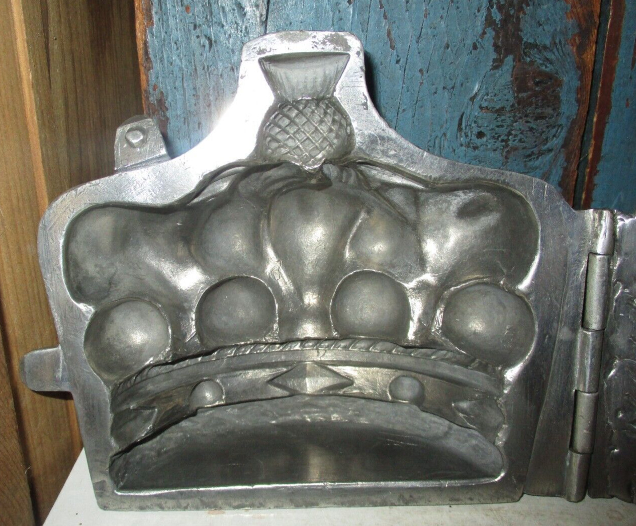 LARGE BANQUET SIZE ANTIQUE CROWN SHAPED PEWTER ICE CREAM MOLD