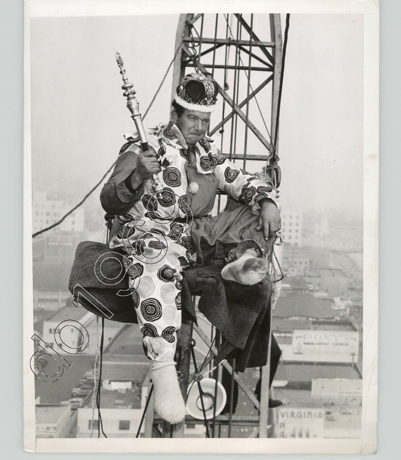 OZZIE HAMILTON OSBORNE Flagpole Sitting W/ Crown In Costume Vtg 1948 Press Photo