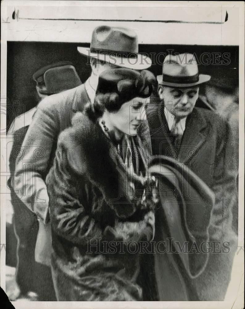 1937 Press Photo Colonel and Mrs. Charles A. Lindbergh walking - lry00314