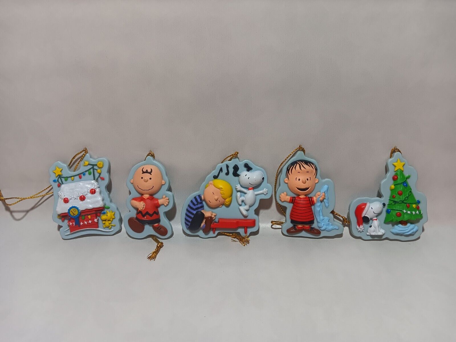 Hallmark Peanuts 5 piece Set Holiday Ornaments 2011 Resin Snoopy Charlie Brown