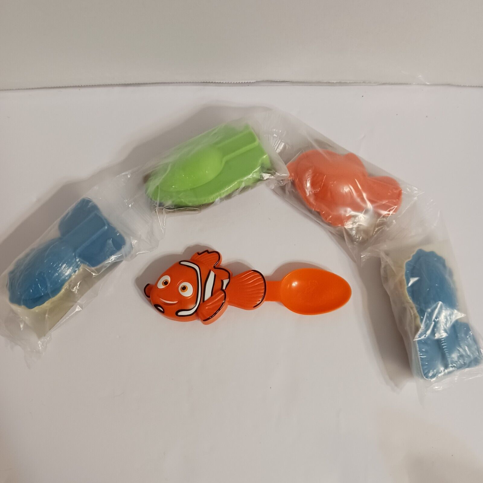 Kellogg’s Cereal 2014 Disney Parks Spoons 1 Mike 2 Nemo 2 Elsa NEW in Package