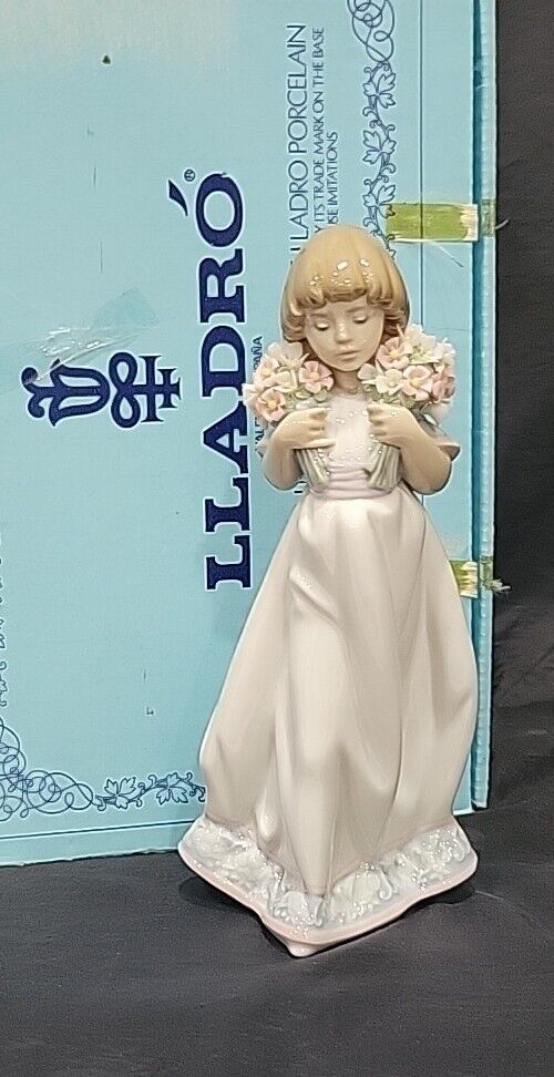 LLADRO SPRING BOUQUETS GIRL WITH FLOWERS FIGURINE #7603