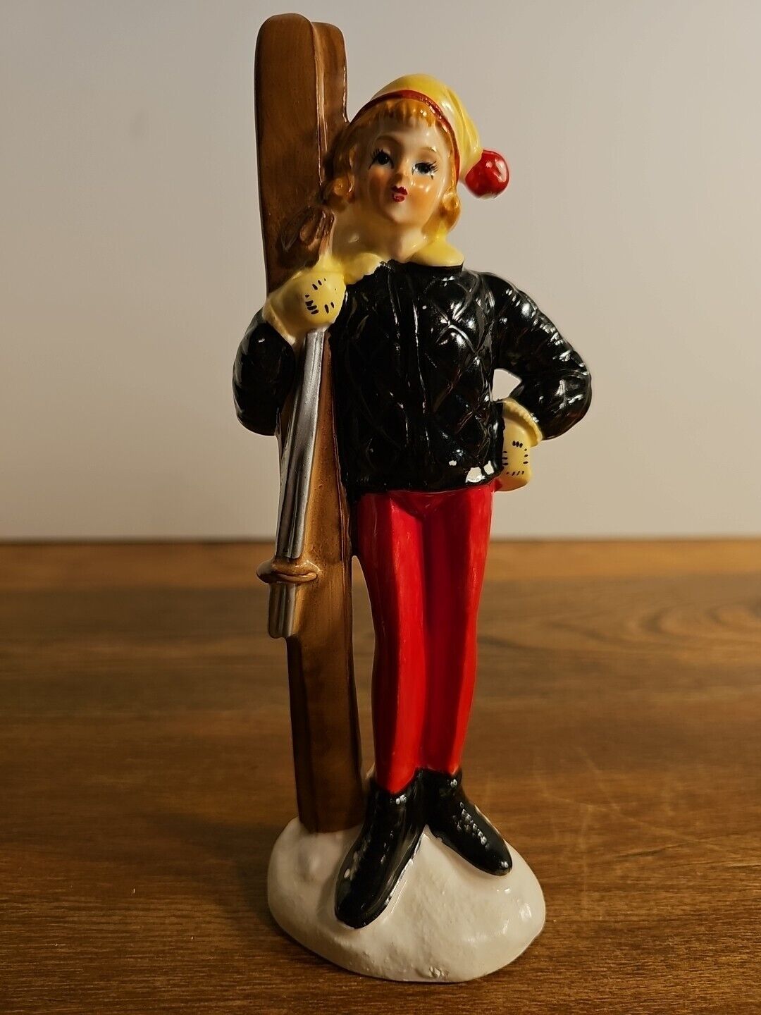 Vintage Stylish Woman with Skis Figurine 8\