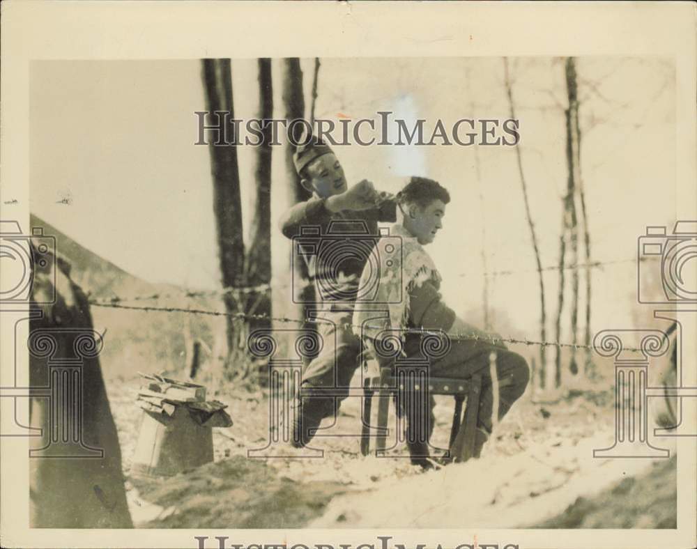 1940 Press Photo French Soldiers Hair Cutting Near German Border in World War II