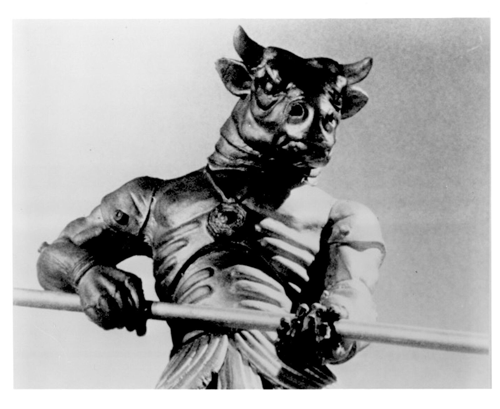1977’s SINBAD & THE EYE OF THE TIGER Minaton holds javelin b/w 8x10 scene