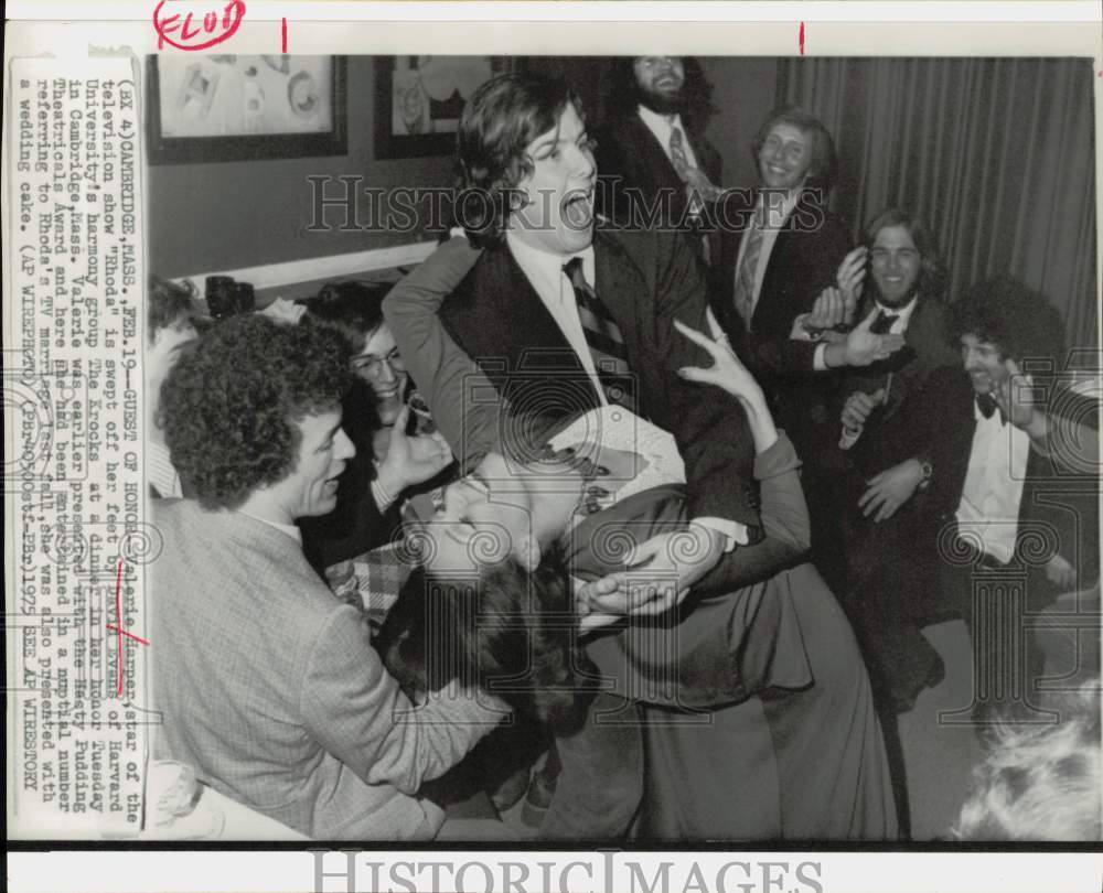1975 Press Photo Actress Valerie Harper at Dinner in Cambridge, Massachusetts