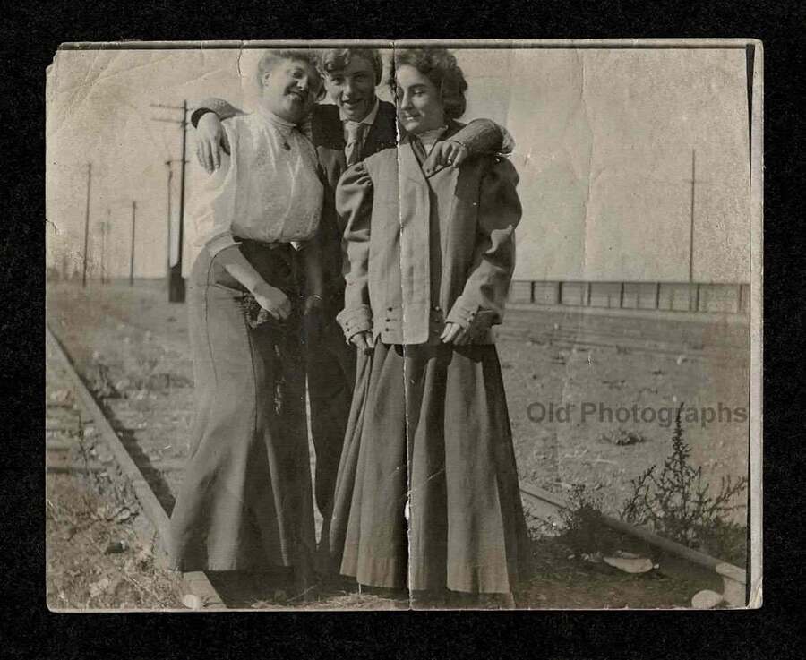 1920s HANDSOME YOUNG MAN w/2 WOMEN ON R.R.TRACKS OLD/VINTAGE SNAPSHOT- I974