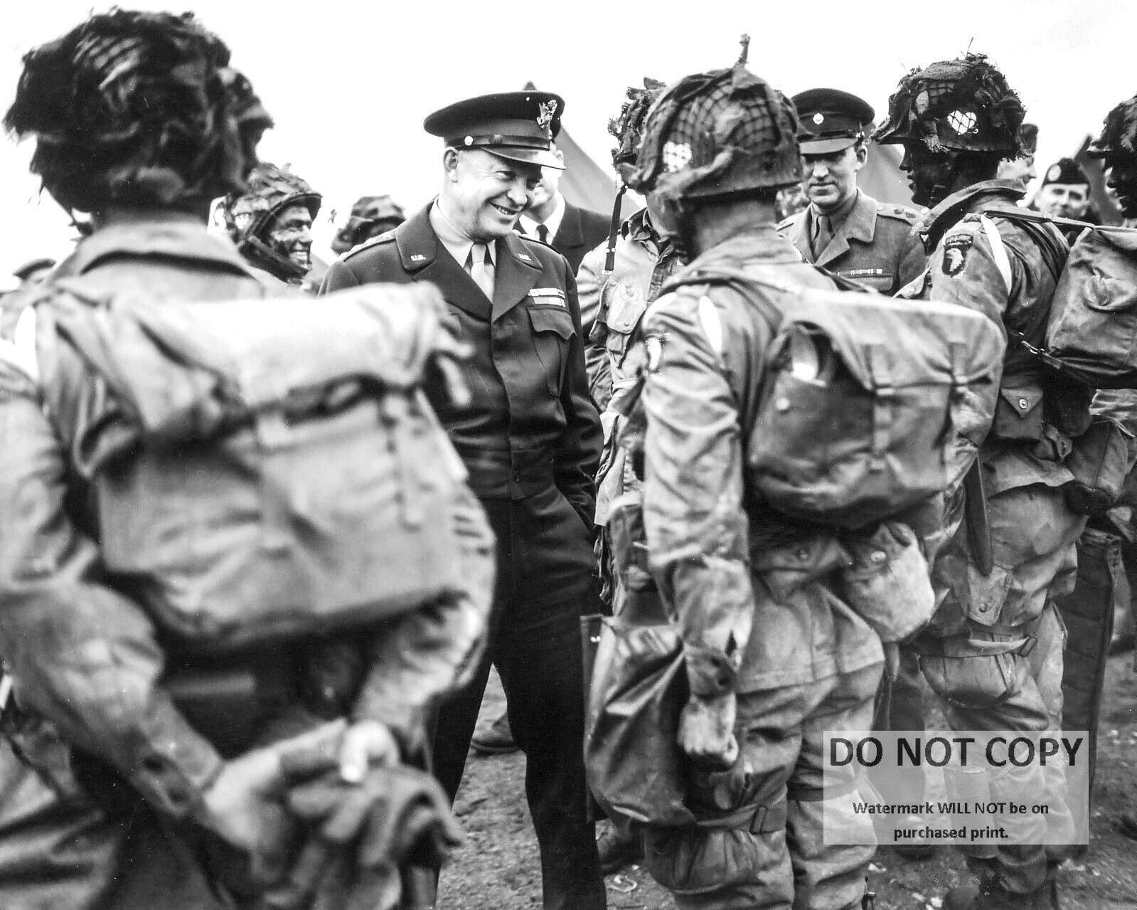GENERAL DWIGHT EISENHOWER SPEAKS w/ PARATROOPERS BEFORE D-DAY 8X10 PHOTO (CC837)