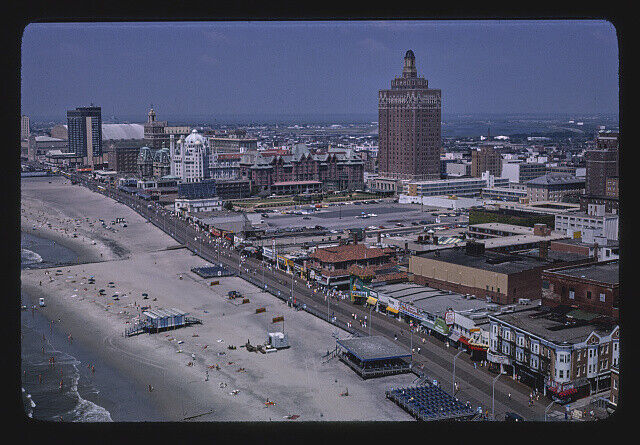 Photo:Boardwalk above to west, Atlantic City, New Jersey