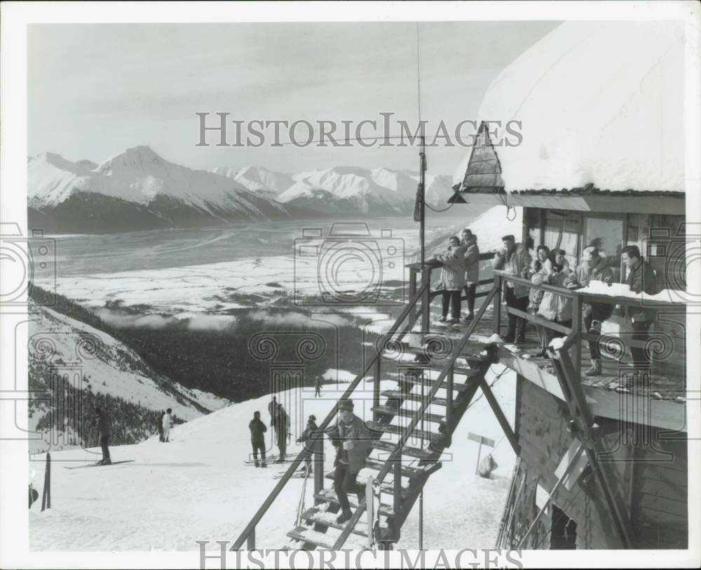 1970 Press Photo Skiers and visitors to the Alyeska Ski Resort - lrb25688