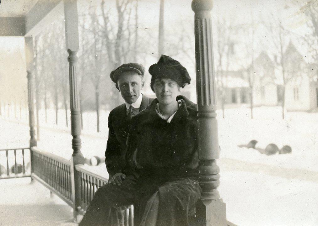 PH71 Vtg Photo WWI ERA COUPLE SITTING ON VICTORIAN PORCH RAIL, WI c 1918