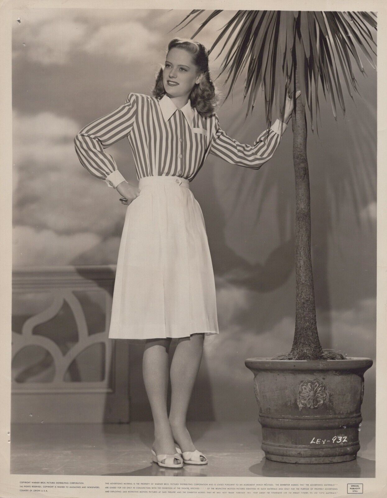Alexis Smith (1940s) 🎬⭐ Stylish Glamorous Pose - Original Vintage Photo K 205