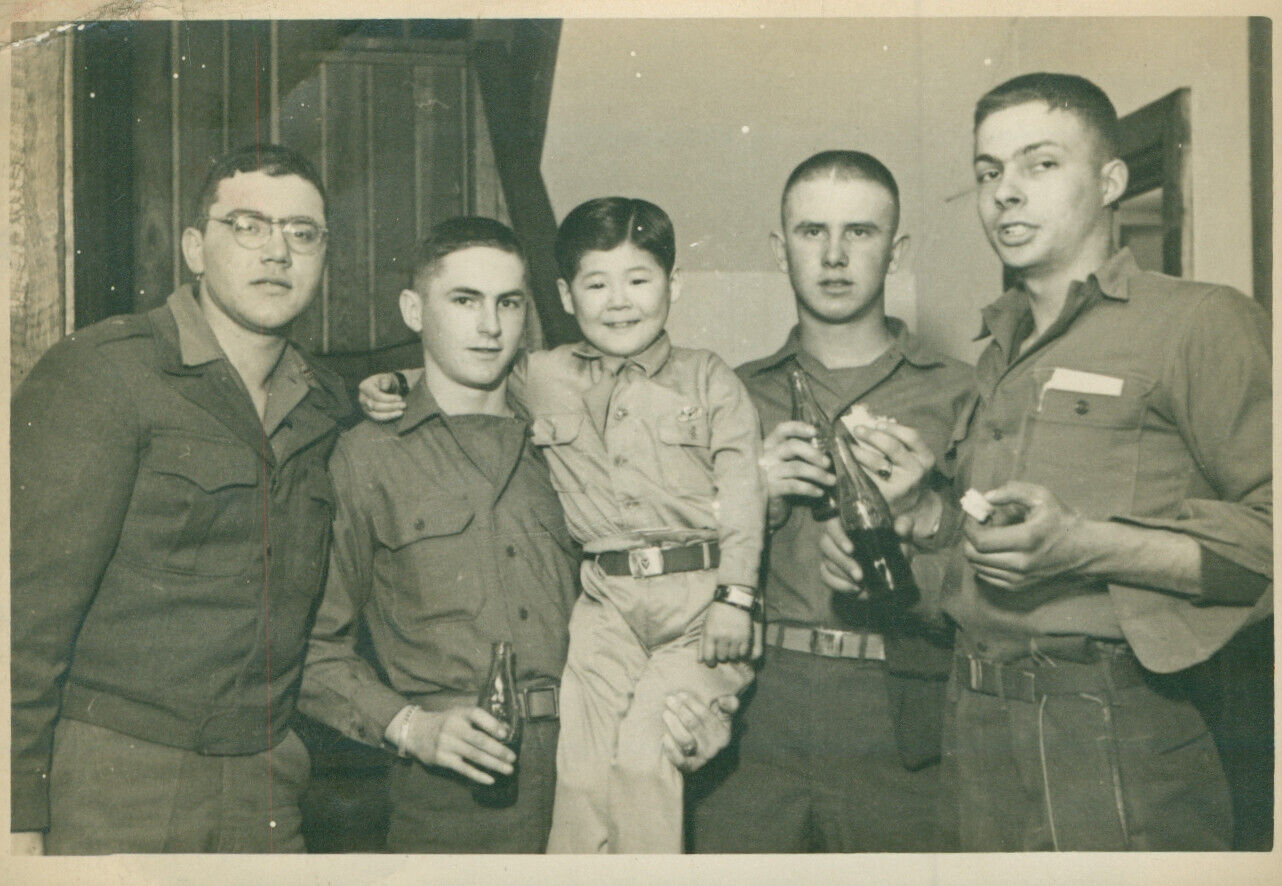 1947 Occ Japan 11th AB 187th P/G Inf Sapporo Photo 4 paratroopers, Japanese  boy