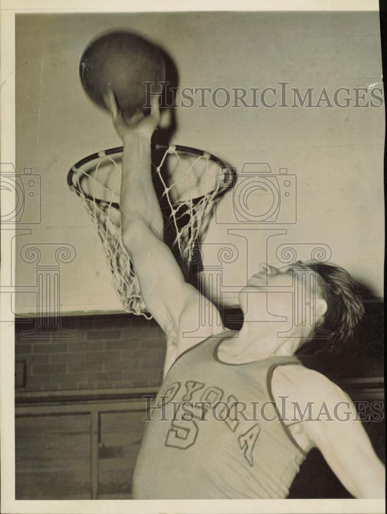 1939 Press Photo Mike Novak stops a shot for a basket by one of his teammates