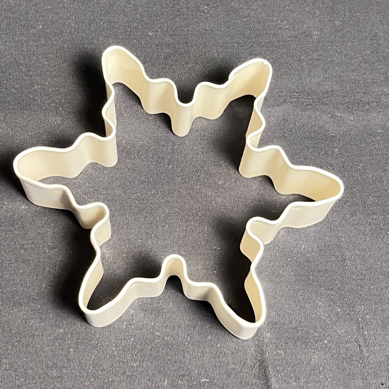 NWOT SNOWFLAKE Cookie Cutter Mold White Metal 1” Deep