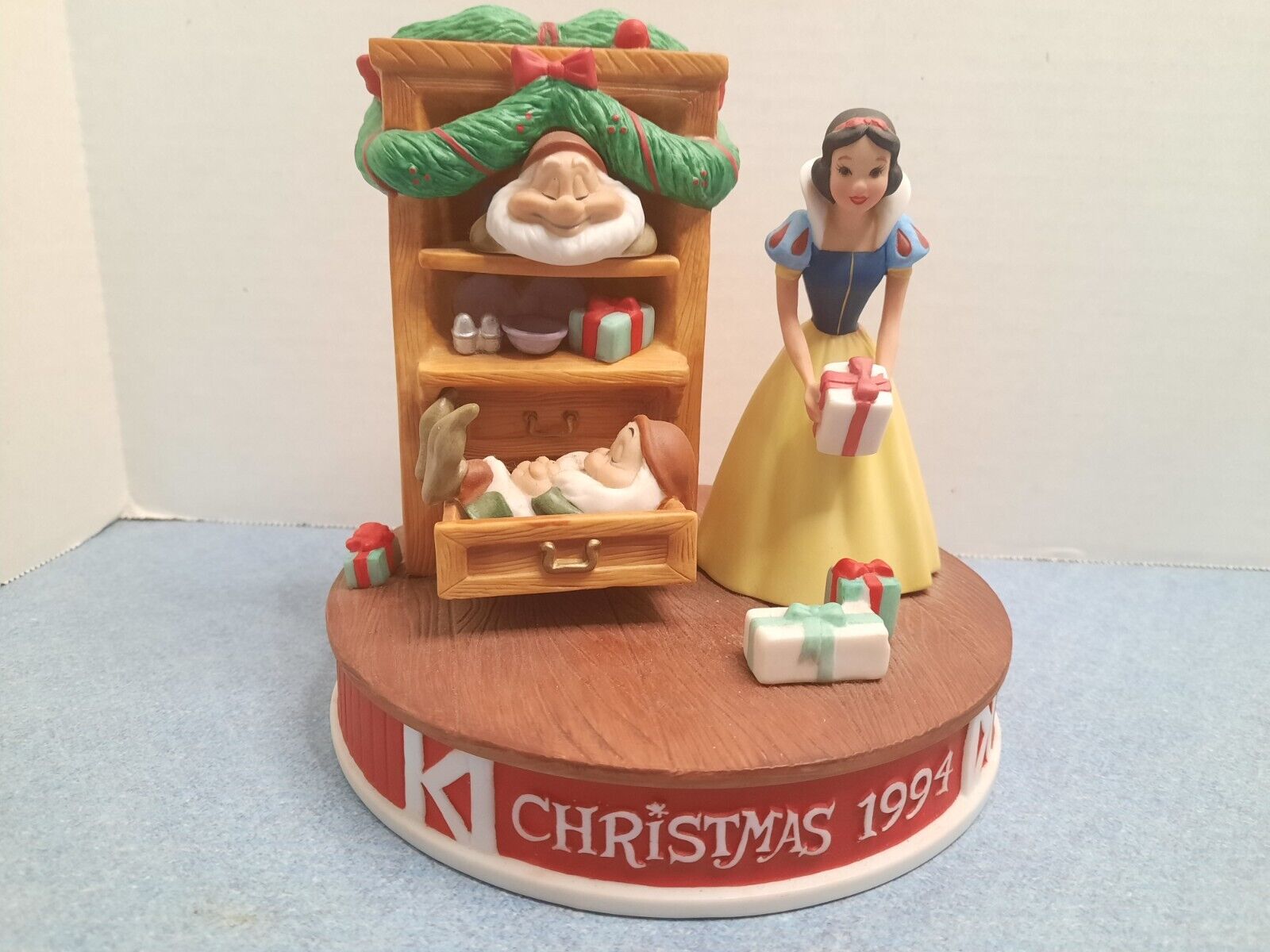GROLIER COLLECTIBLES - 1994 CHRISTMAS - SNOW WHITE- CHRISTMAS DREAMS WITH BOX