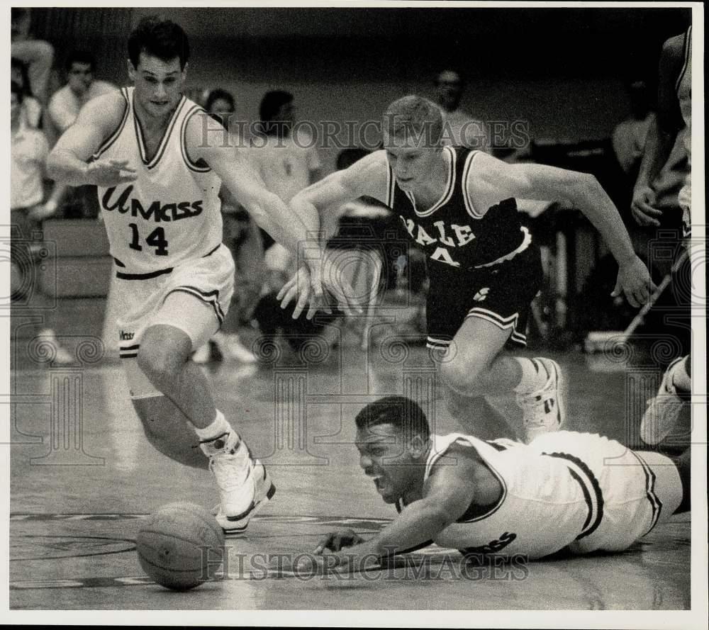 1989 Press Photo University of Massachusetts & Yale Play Basketball Game