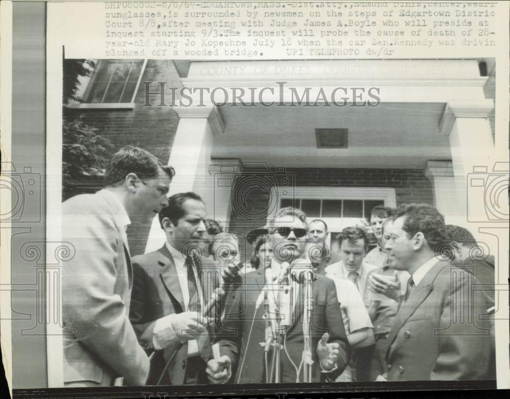 1969 Press Photo District Attorney Edmund Dinis outside Edgartown District Court