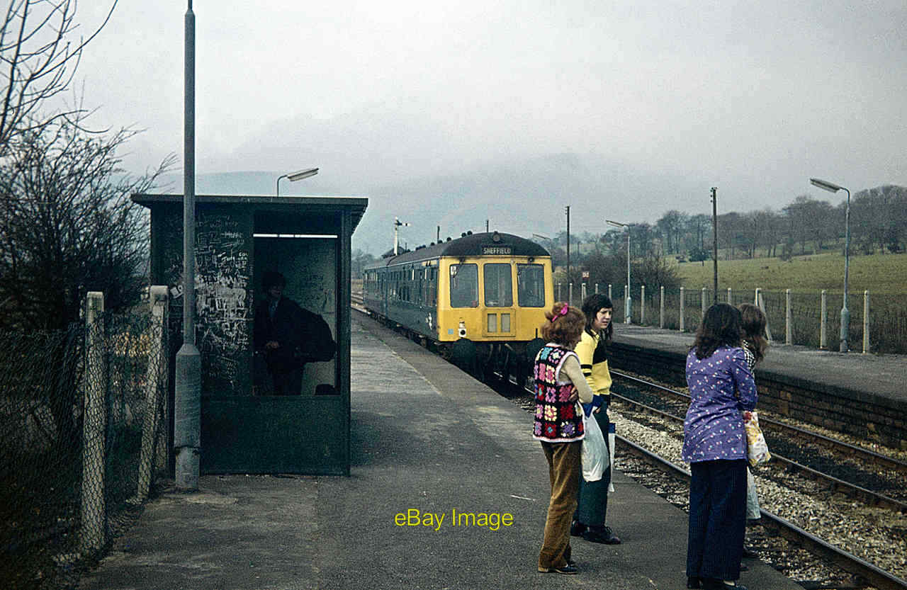 Photo 12x8 Edale Station The two-car diesel multiple unit draws away from  c1975
