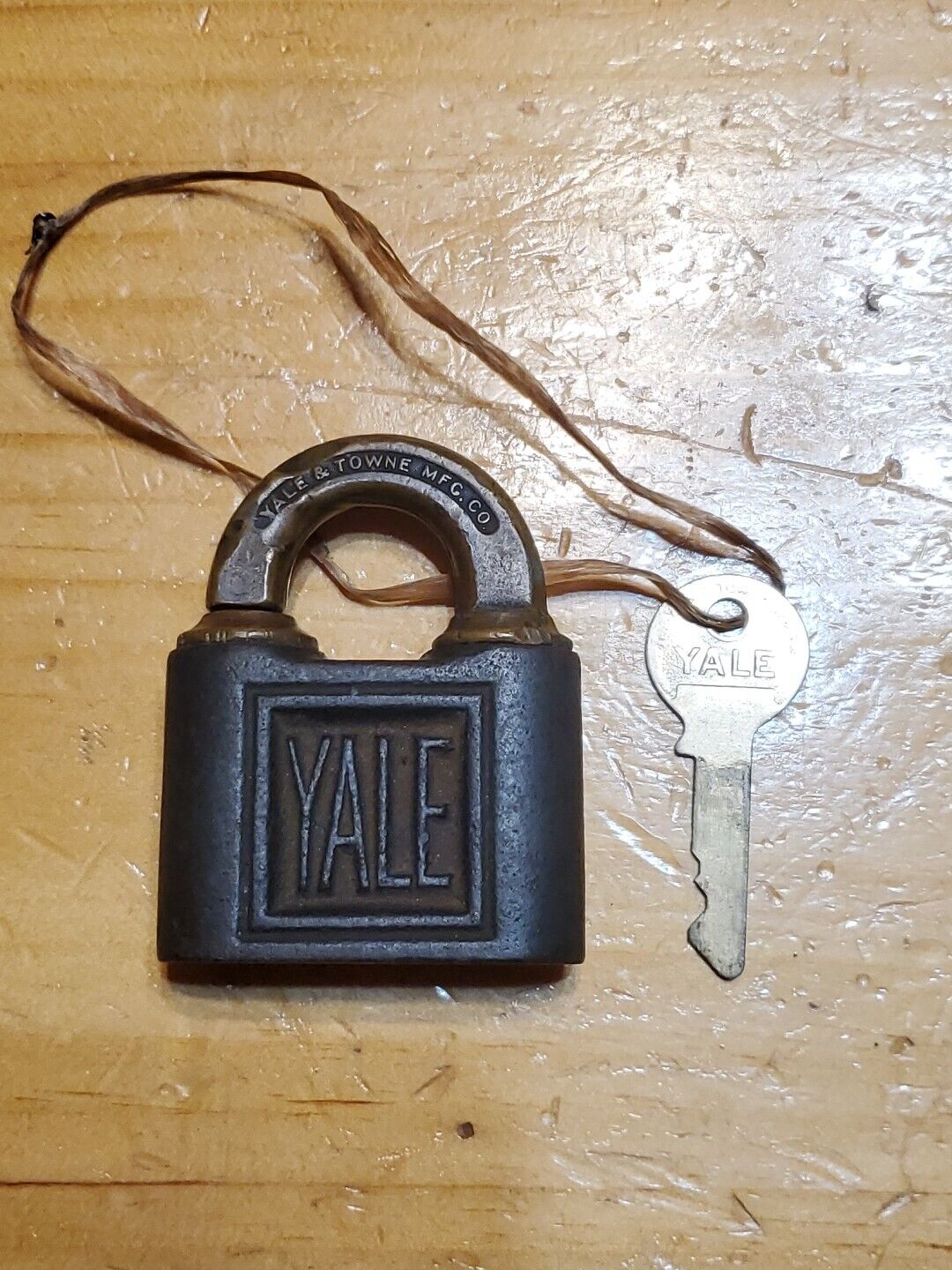 VINTAGE ANTIQUE YALE & TOWNE Y&T CLOVER BRASS PADLOCK WORKING WITH KEY LOCK