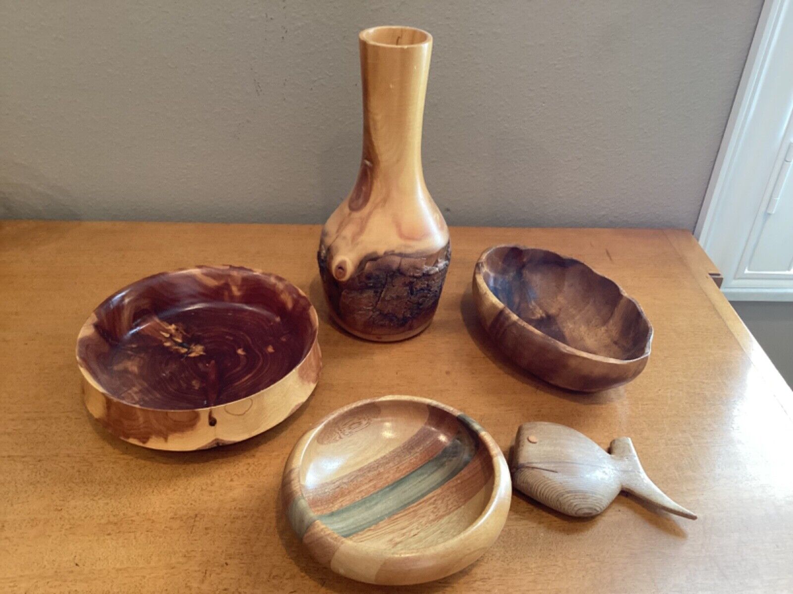 Vintage Wood Souvenir Lot (5 Items)  Co aspen vase, 3 bowls, 1 fish