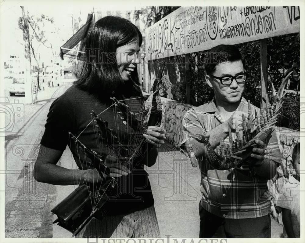 1970 Press Photo Chinese Track Star Chi Cheng buys souvenirs in Bangkok