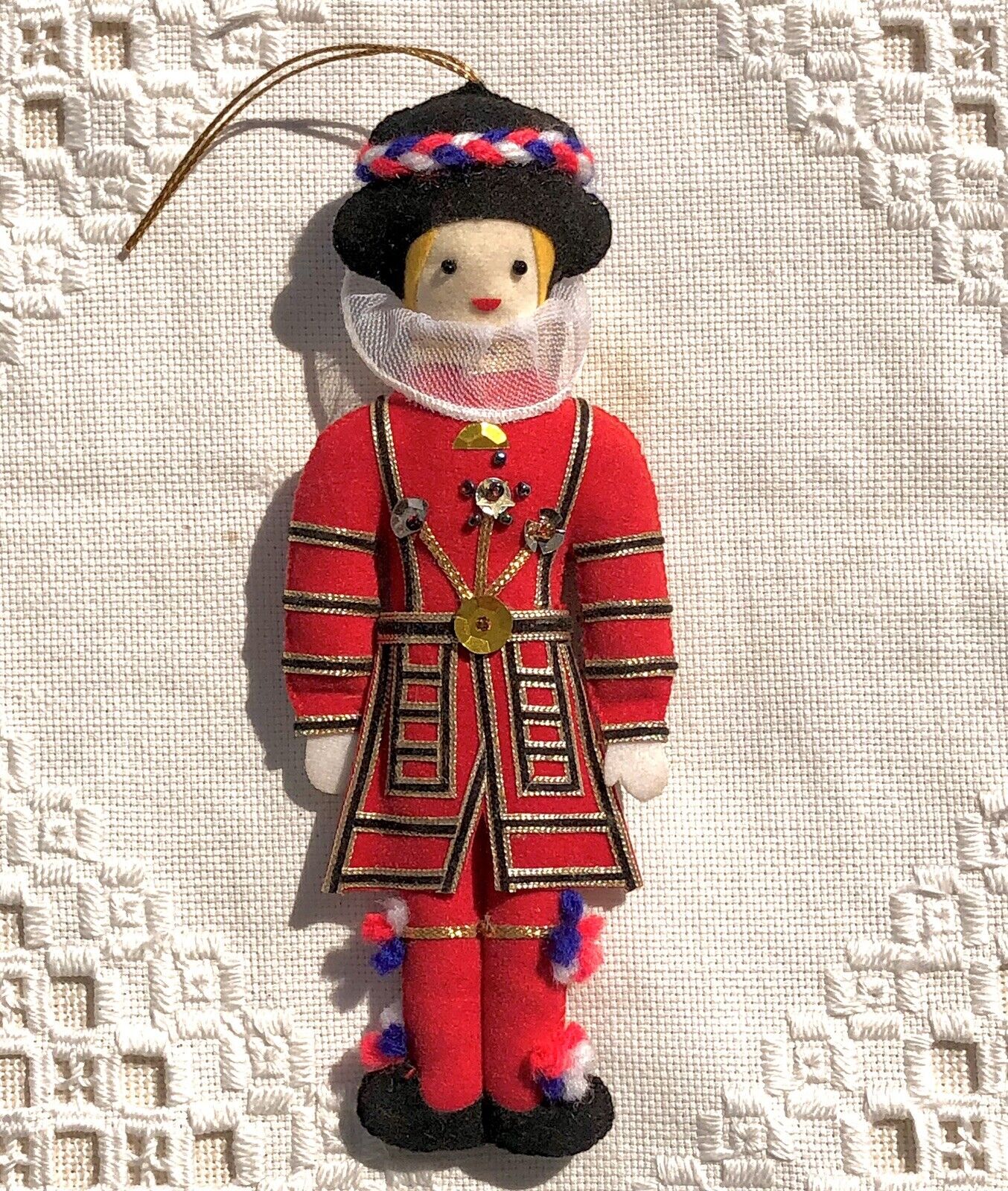 Vintage YEOMAN WARDER/BEEFEATER St. Nicholas Souvenir Christmas Ornament UK~ EVC