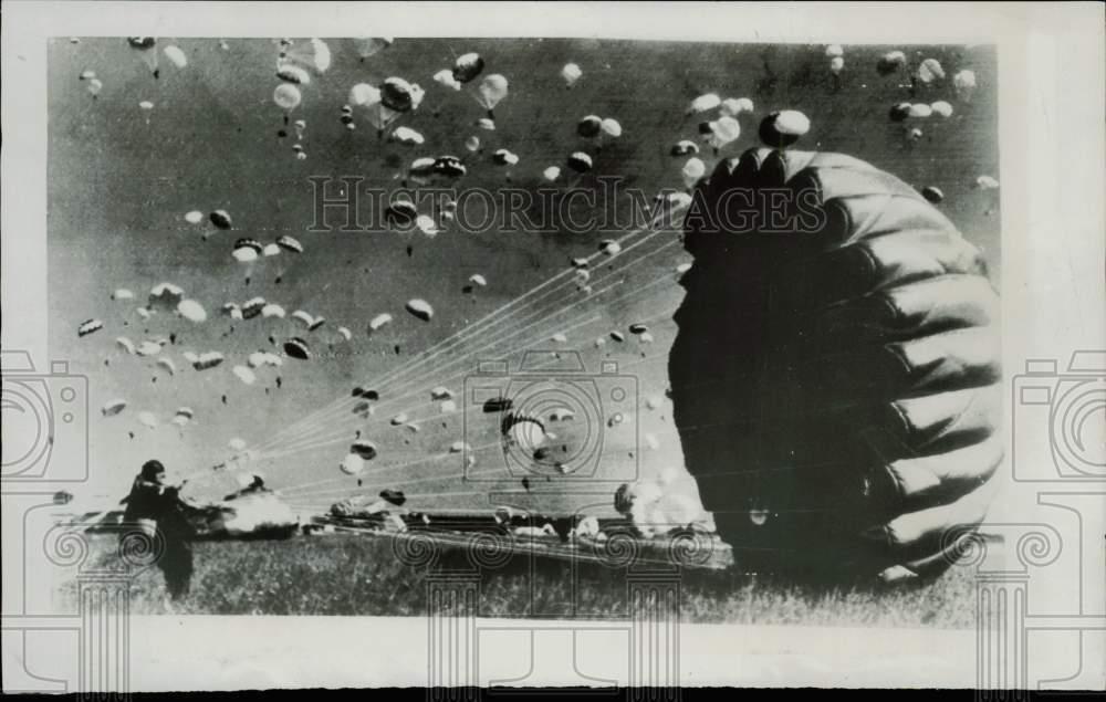1948 Press Photo Parachute jumpers at Tushing Airdrome in Moscow - afa02319