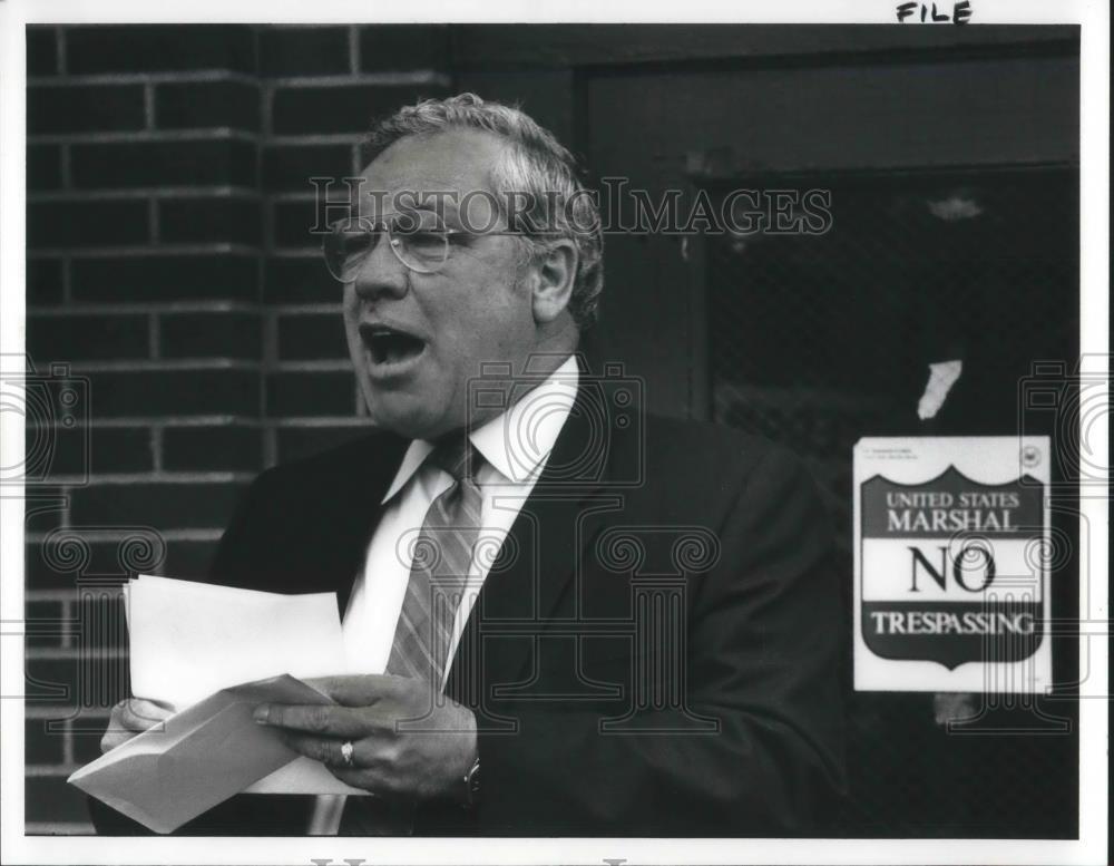 1989 Press Photo Norbert Dennerll reads a letter from Sen. Howard Metzenbaum