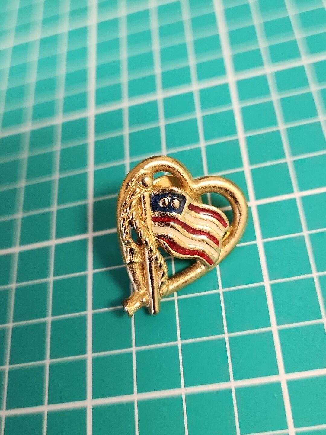 Vtg Avon American Flag 🇺🇸 Usa Flag Gold Tone Lapel Pin Hat Pin