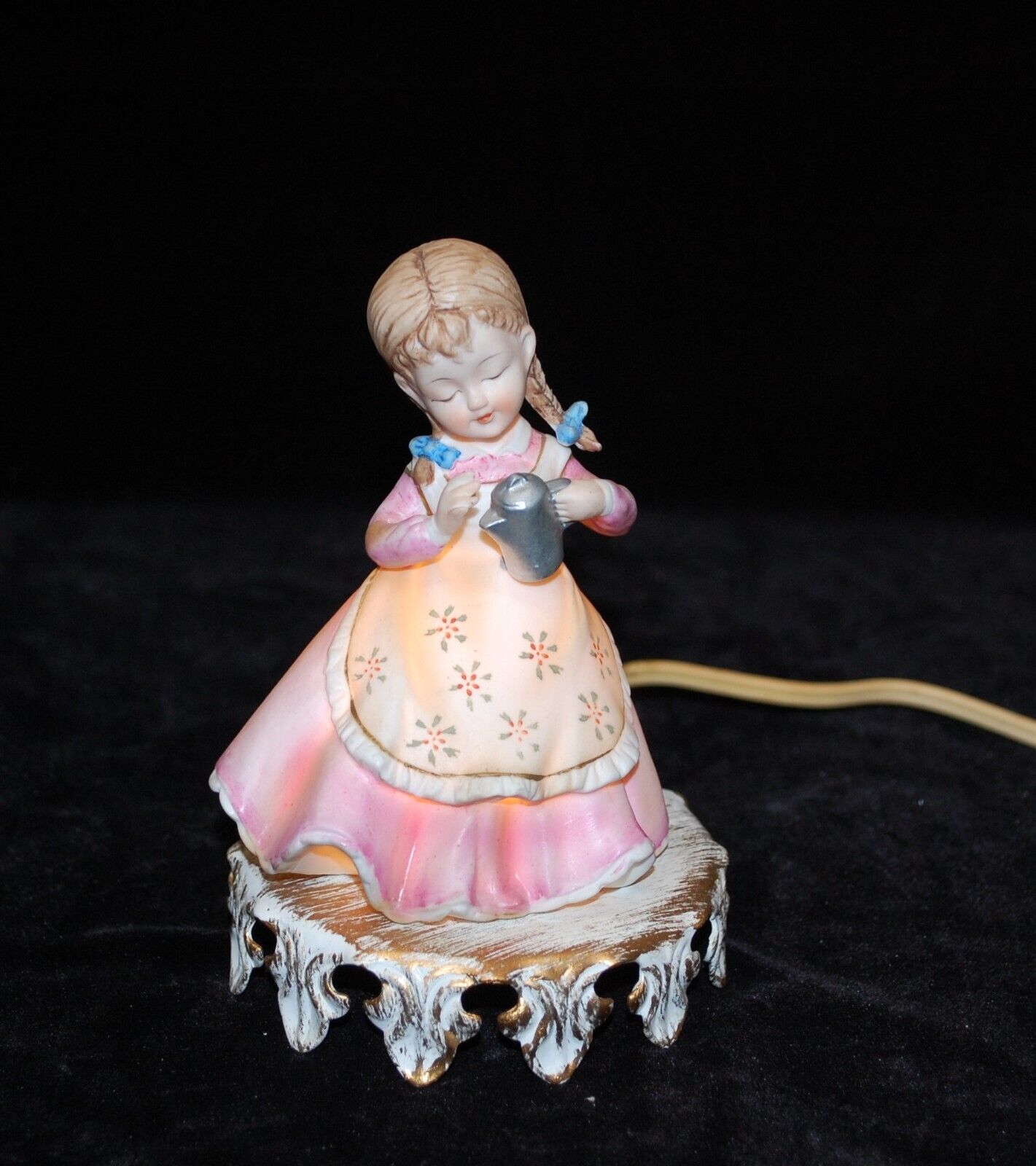 Vtg. Underwriters Laboratories Portable Ceramic Lamp Girl with teapot Nightlight