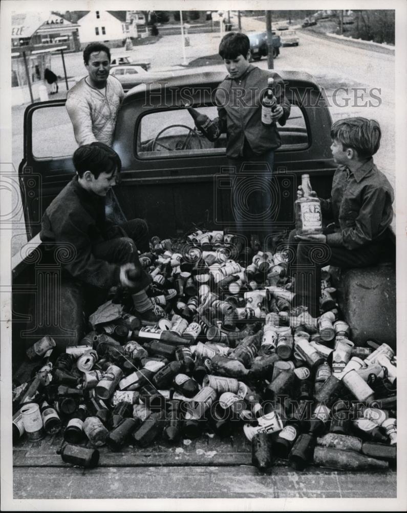 1970 Press Photo David Benkosky and others filled a pickup truck with bottles