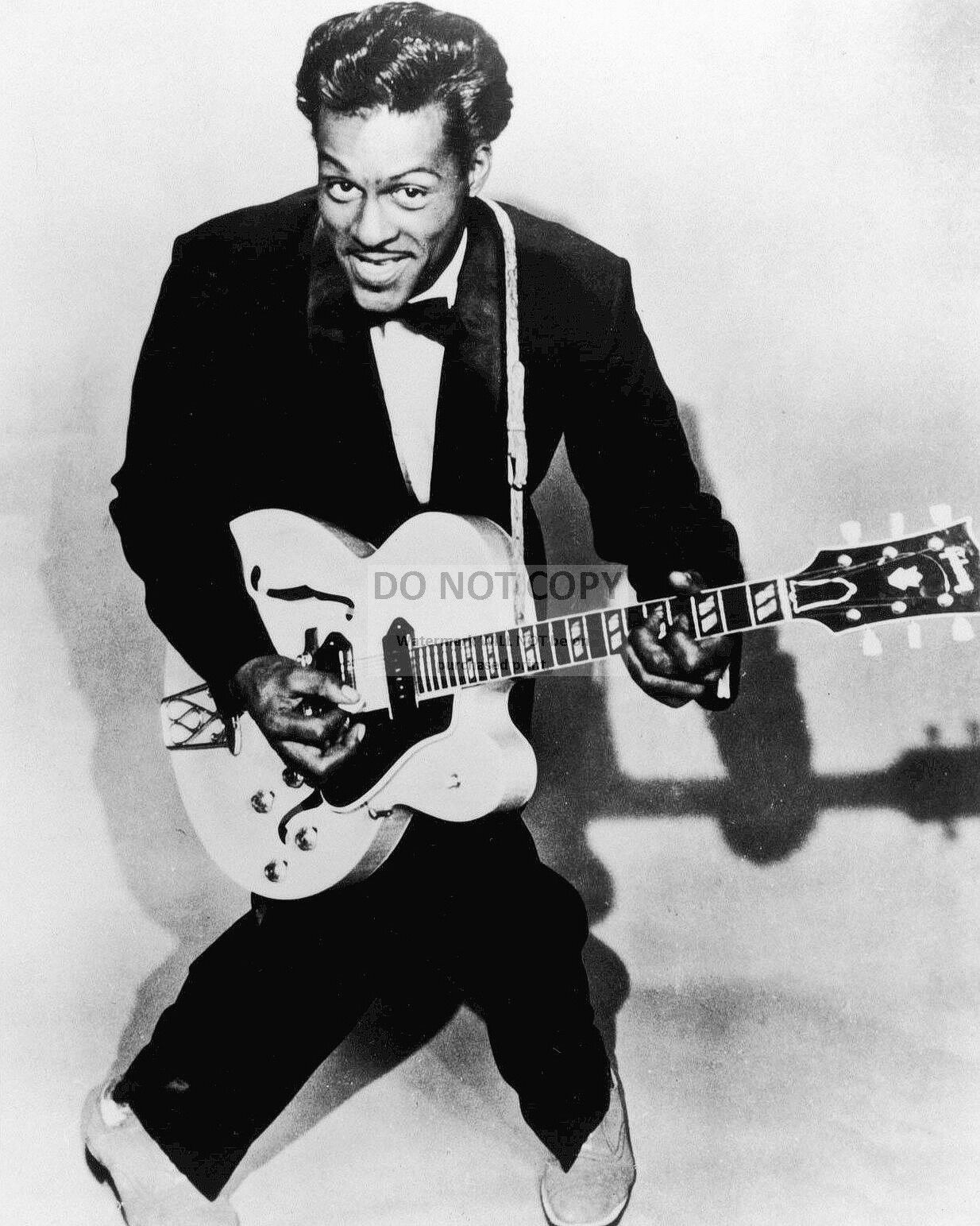 CHUCK BERRY ROCK AND ROLL LEGEND - 8X10 PUBLICITY PHOTO (RT112)