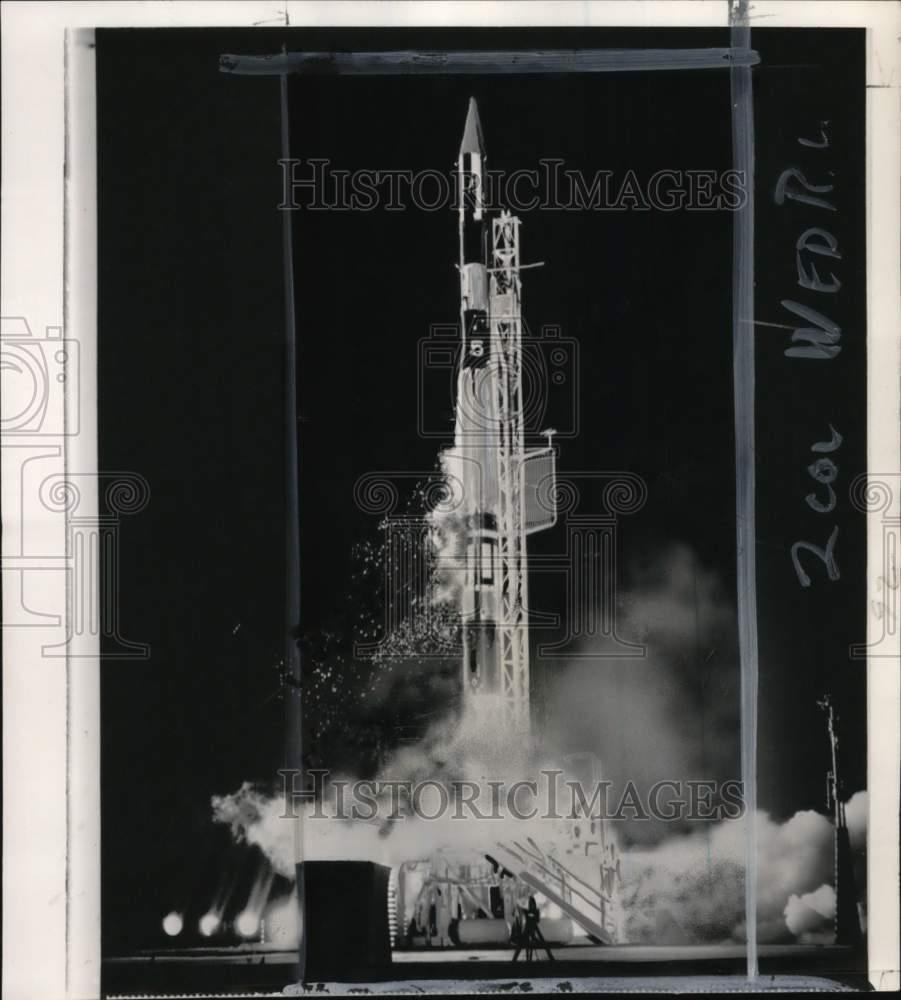 1959 Press Photo Vanguard Rocket Lifting Off From Launch Pad At Cape Canaveral
