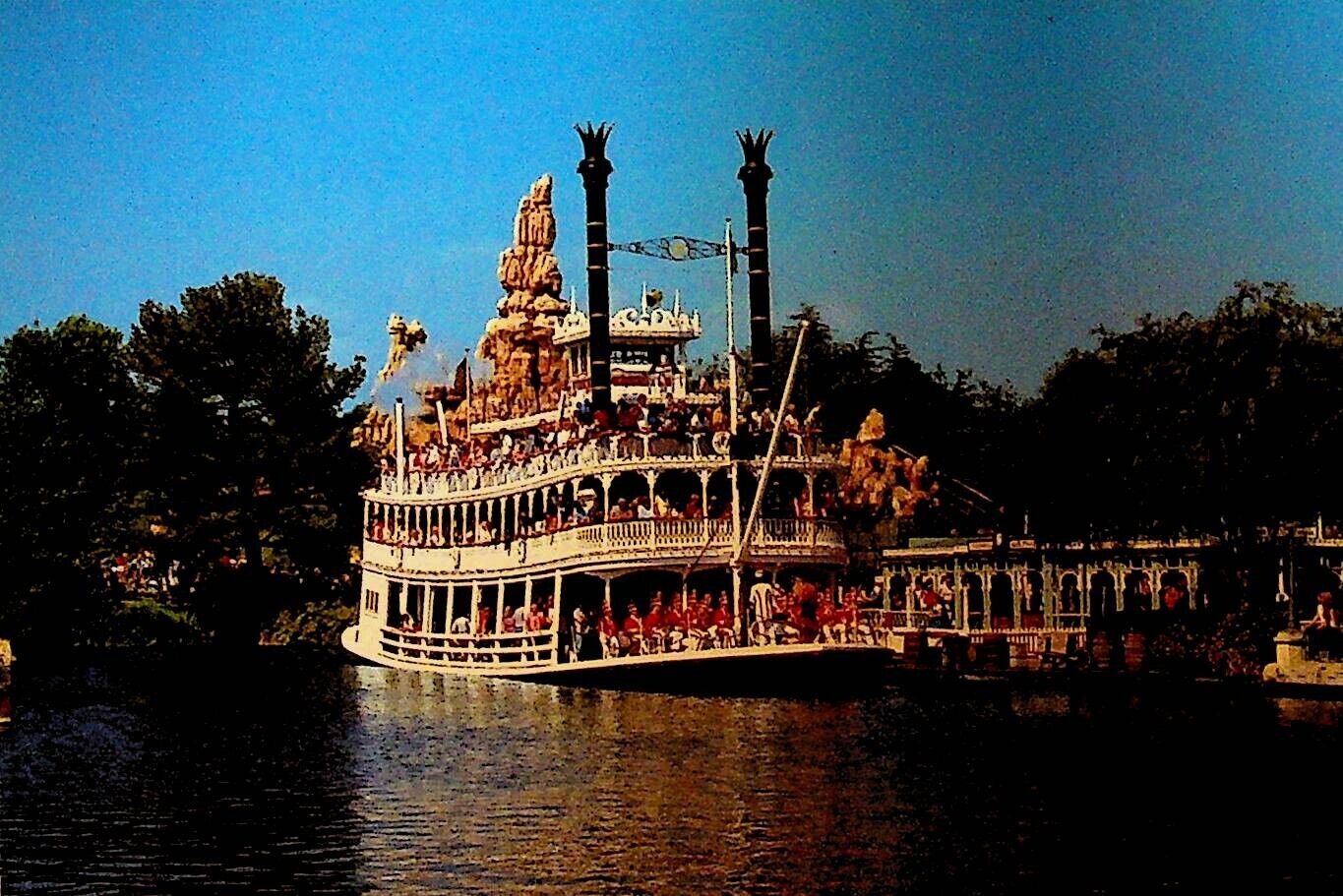 Disneyland Postcard Gatherin\' Steam Frontierland Steamwheeler Mark Twain Unused