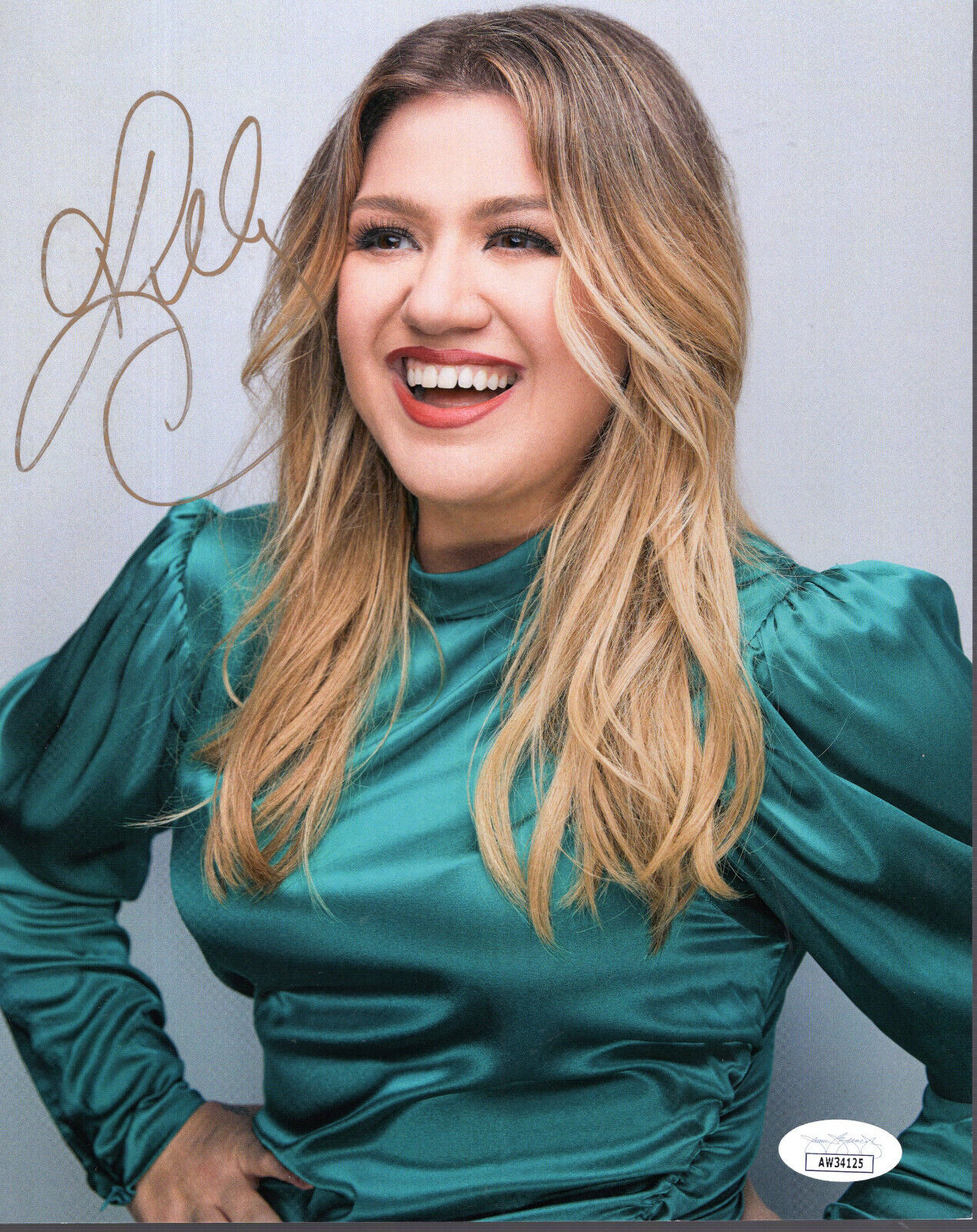 KELLY CLARKSON HAND SIGNED 8x10 COLOR PHOTO         GORGEOUS SMILE         JSA