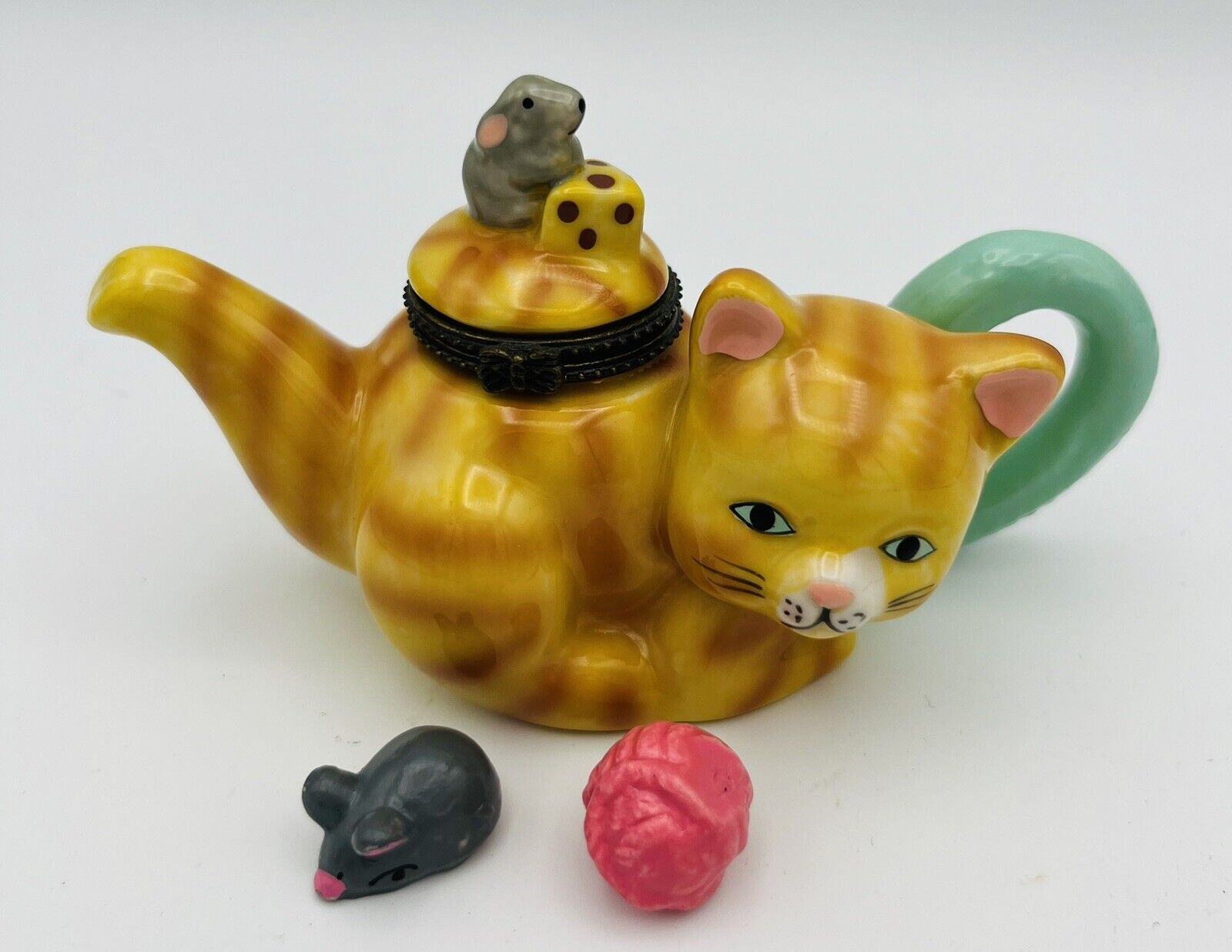 Direct Connection Kitten Tea Pot Trinkit Box w/ sm. Mouse & Yarn Trinkets Inside