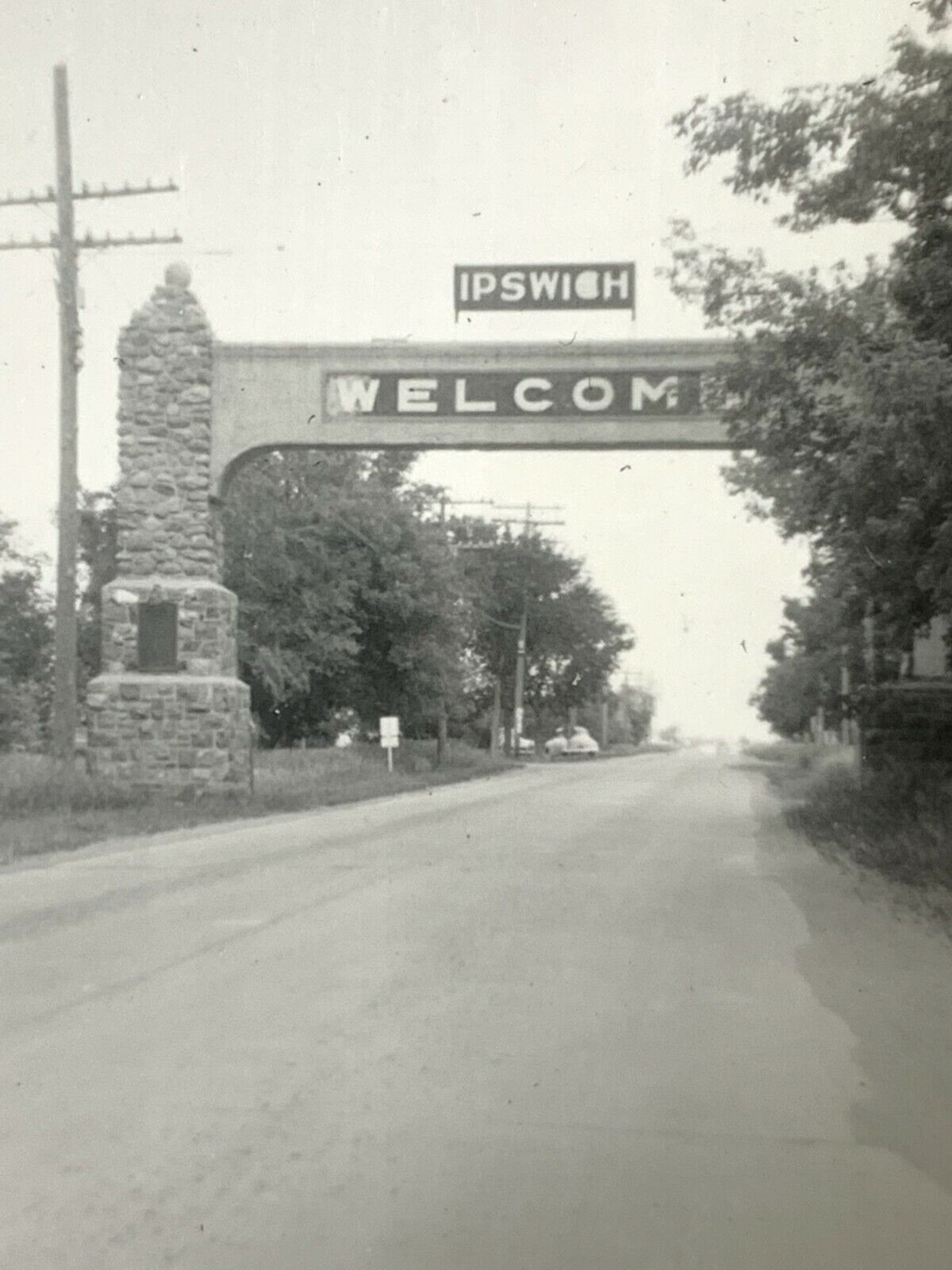 (AmH) FOUND Photo Photograph Vintage Welcome To Ipswish SD Stone Arch Sign