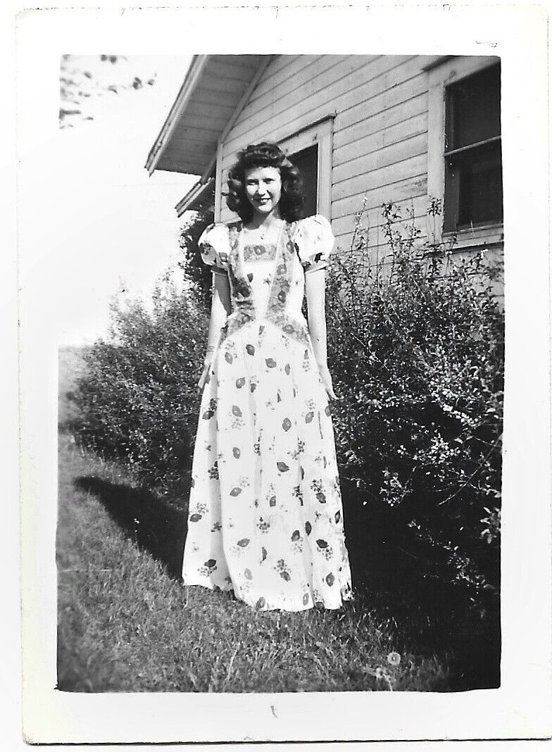 Vintage Old 1940s Photo of Beautiful Young Woman Girl Wearing Homemade Dress 🩷